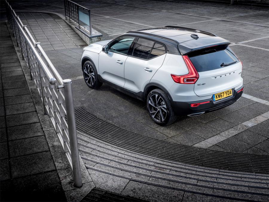  Volvo XC40 T5 R-Design 2017 года  (UK) (фото 4 из 41)